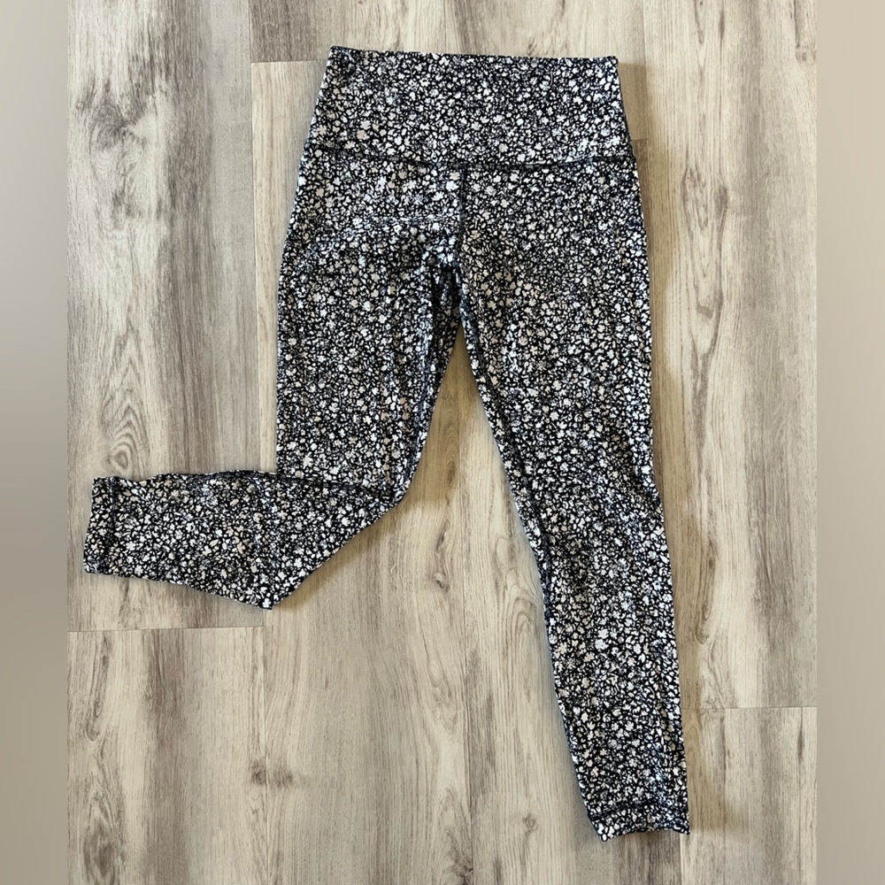 Lululemon Align High-Rise Pant 25"
Venture Floral Alpine White Black